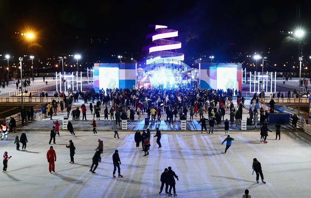Москва где каток. Каток в саду им баумана. Каток вднх площадь катка. Катки в москве парк горького. Каток в москве на красной площади.