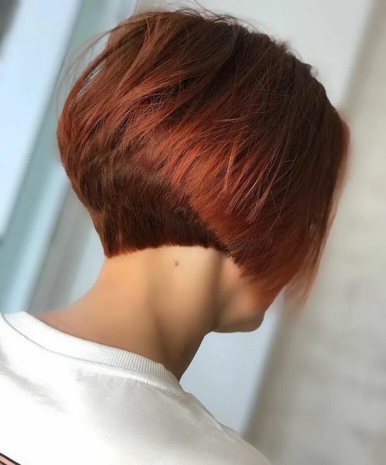 Градуированный боб. Боб каре на ножке градуированное. Стрижка карэ боб с чёлкой. Стрижка волос боб каре на ножке. Стрижка волос боб каре на ножке.