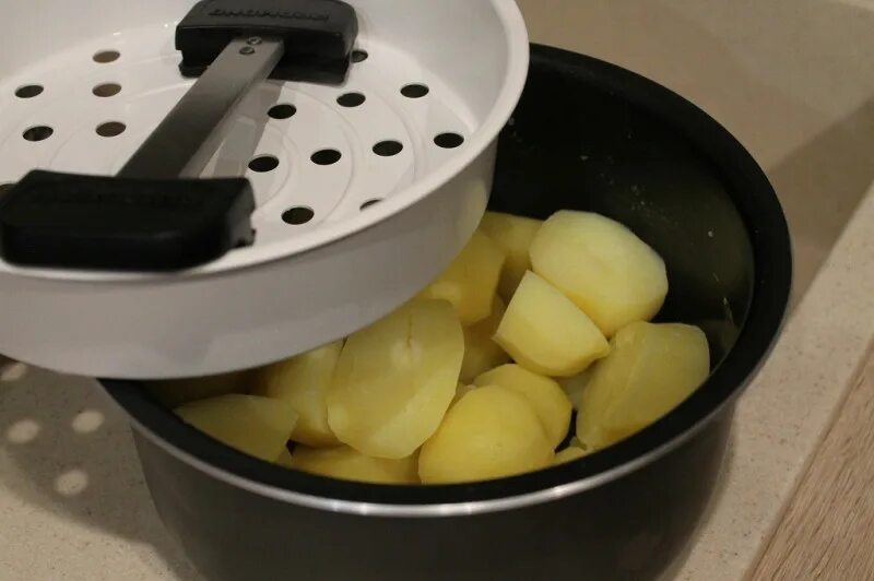 Сколько варить картошку очищенную после закипания. Варка картофеля в мультиварке. Вареная картошка в мультиварке. Картошка на воде в мультиварке. Для варки картофеля в микроволновке.