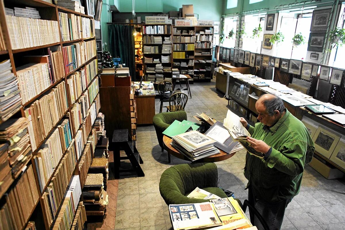 Букинист. Букинистический магазин в ташкенте. Букинист ижевск. Букинистические магазины эмблема. Куча книг.