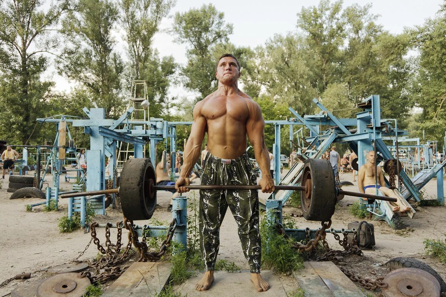 тренировка в спортзале. мужчина в спортзале. джон сина тренировки в спортзале. как выбрать качалку. бодибилдер пауэрлифтер кроссфитер.