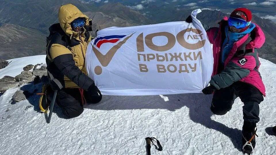 Альпинисты 2022. Фамилия кадета поднявшегося на эльбрус. Треугольник на вершине эльбруса. Эльбрус вершина. Восхождение на эльбрус фото.