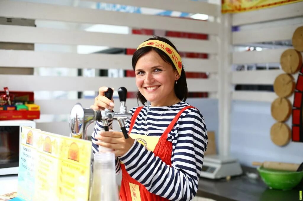 Продавец в магазине. Кассир 31. Продавец. Продавец кассир. Продавщица на кассе.