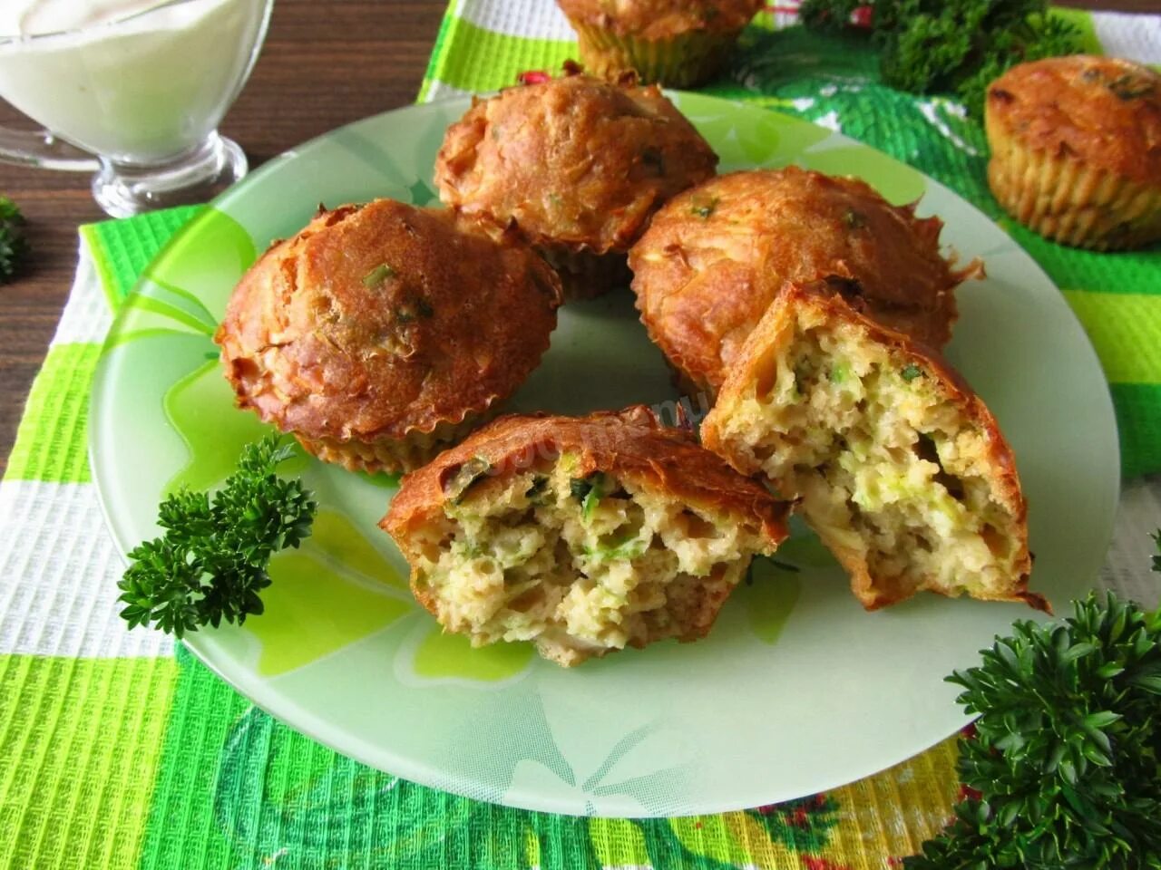 Маффины с капустой. Маффины с зеленым луком. Кексы с капустой на кефире. Закусочные кексы из картошки. Маффины с капустой.