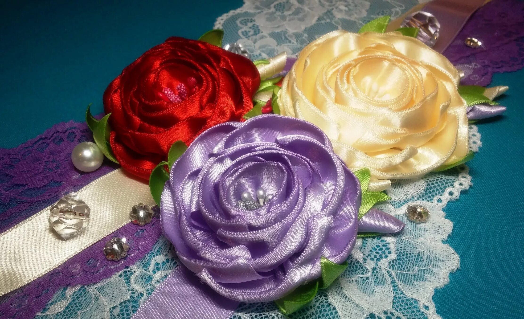 Сколько стоят атласные розы. Avonessa Fabric Flowers цветы из лент. Розы из атласных лент. Розочка из ленты. Розы канзаши.