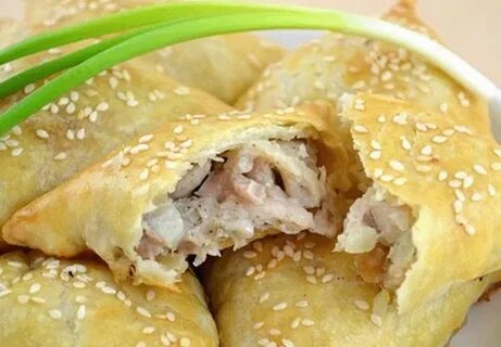Мясо с луком в слоеном тесте