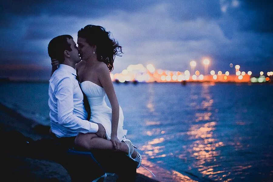 Страсть на берегу моря. Целуй меня песня клип. Море меня целует песня. Романтический поцелуй. Влюбленные в воде.