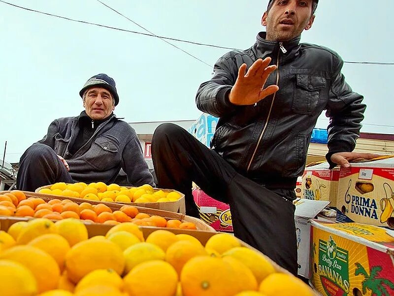 Купил на рынке папа. Торгаш на рынке. Торговец на рынке. Азербайджанцы на рынке. Хачик на рынке.