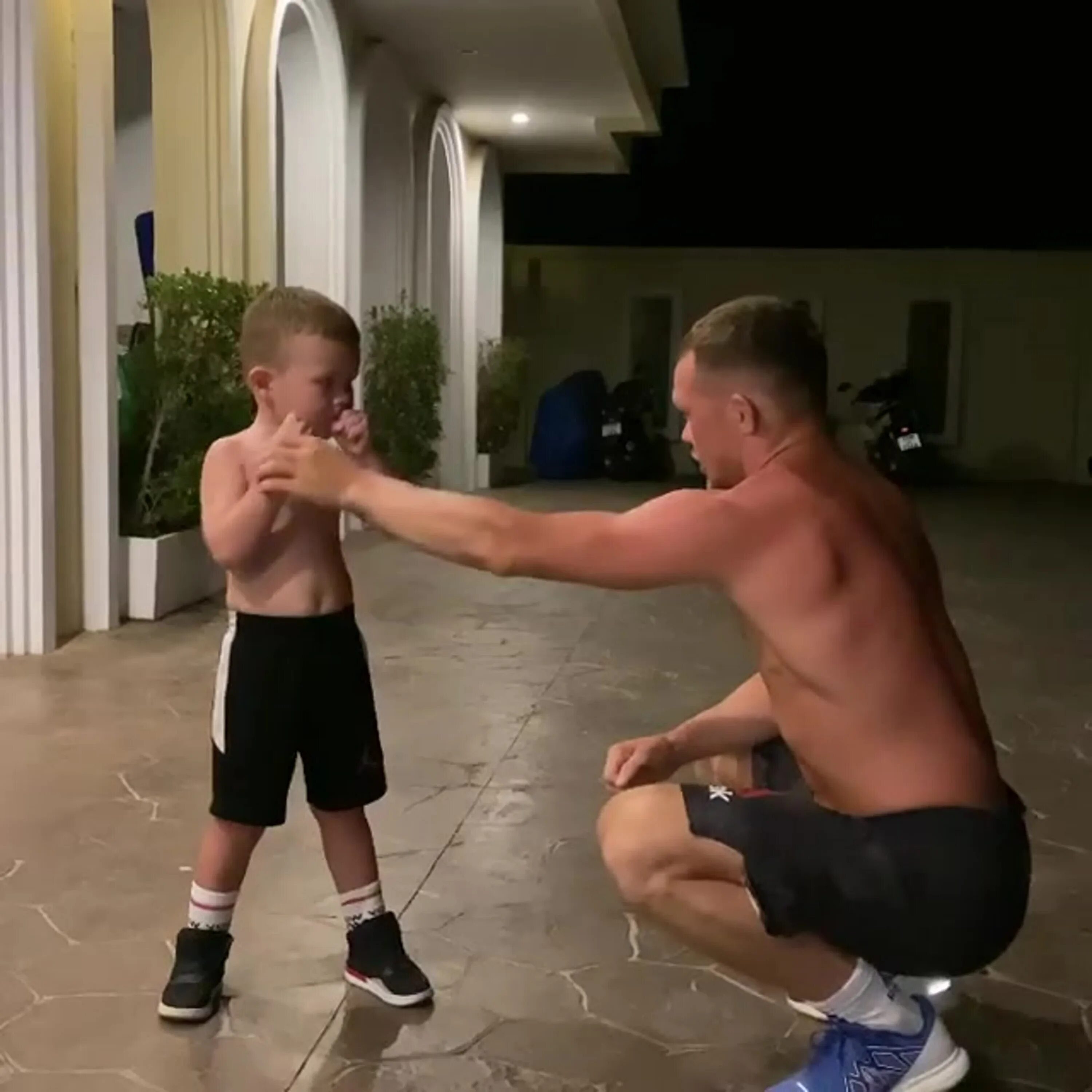 Детские тренировки. Сын тренируется. Детский фитнес. Папа и сын тренировка. Ребенок качок.