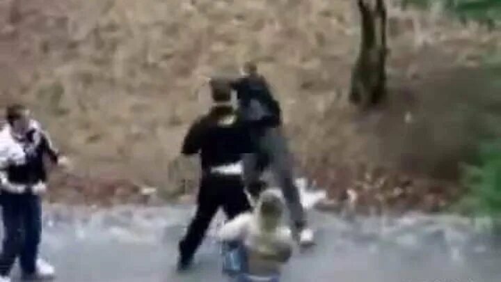 Боксер заступился за мальчика. Женская пиздилка видео. Боксер заступился за девушку видео с камер. Боксер вырубил гопников. Боксер заступился за мальчика.