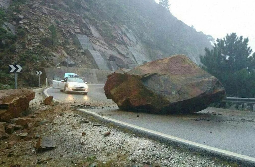 Камень на дороге. Препятствие на дороге. Огромный камень на дороге. Препятствия камень на дороге.