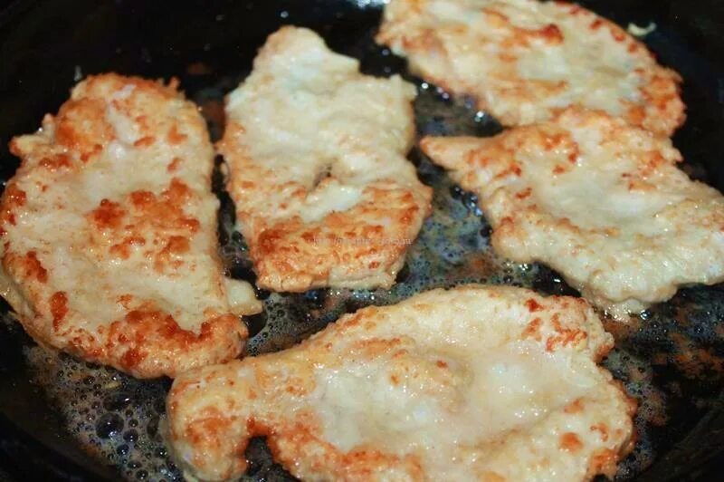 отбивные на сковороде. сколько жарить отбивные на сковороде. мясо на сковороде. сколько жарить отбивные на сковороде. свинина отбивная на сковороде.
