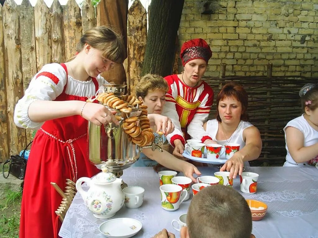 Чаепитие в семье. Экспозиционный отдел этнографический центр ВИЭМ, Торжок. Чаепитие. Традиционное русское чаепитие. Чаепитие в России.