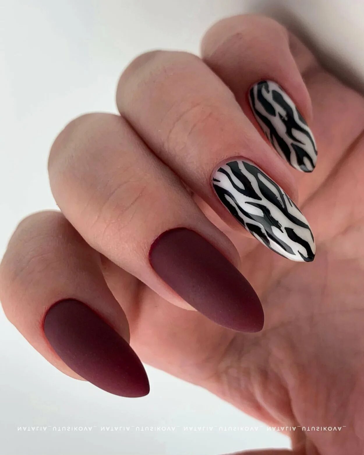 Маникюр зебра на длинные ногти миндаль This deep romantic burgundy #D1 Crimson nail #gelpolish makes for an adventurous