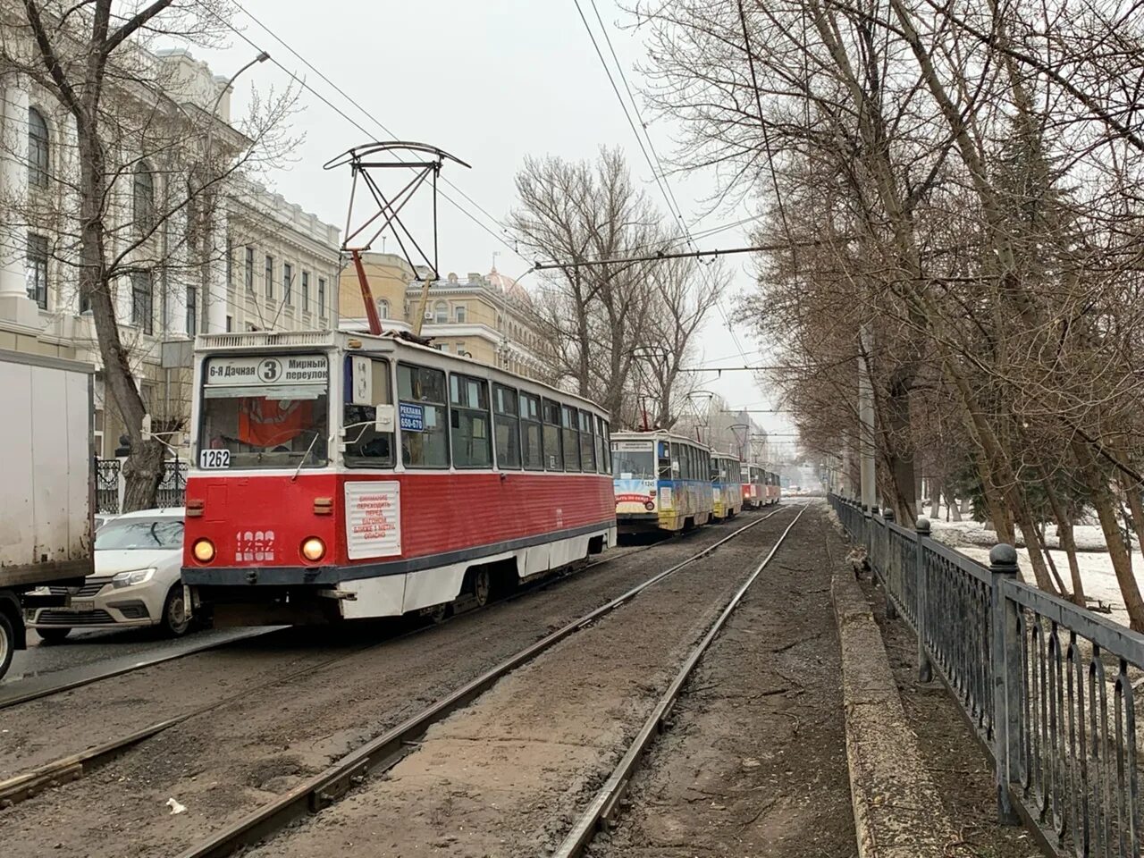 Трамвай 11 Саратов. Трамвай 11 Саратов 2022. Трамвайные пути. Два трамвая.