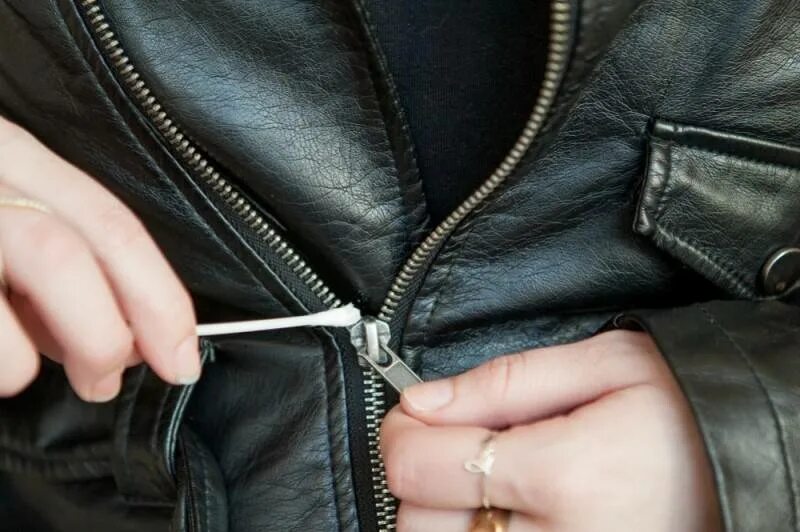 починить замок молнию. починка кожаной куртки. перешив воротника кожаной куртки. починить молнию на куртке. починка кожаной куртки.