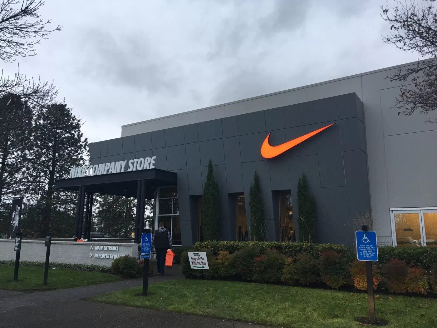 Nike Company. Компания найк штаб квартира. Nike компания Nike. Здание найк.