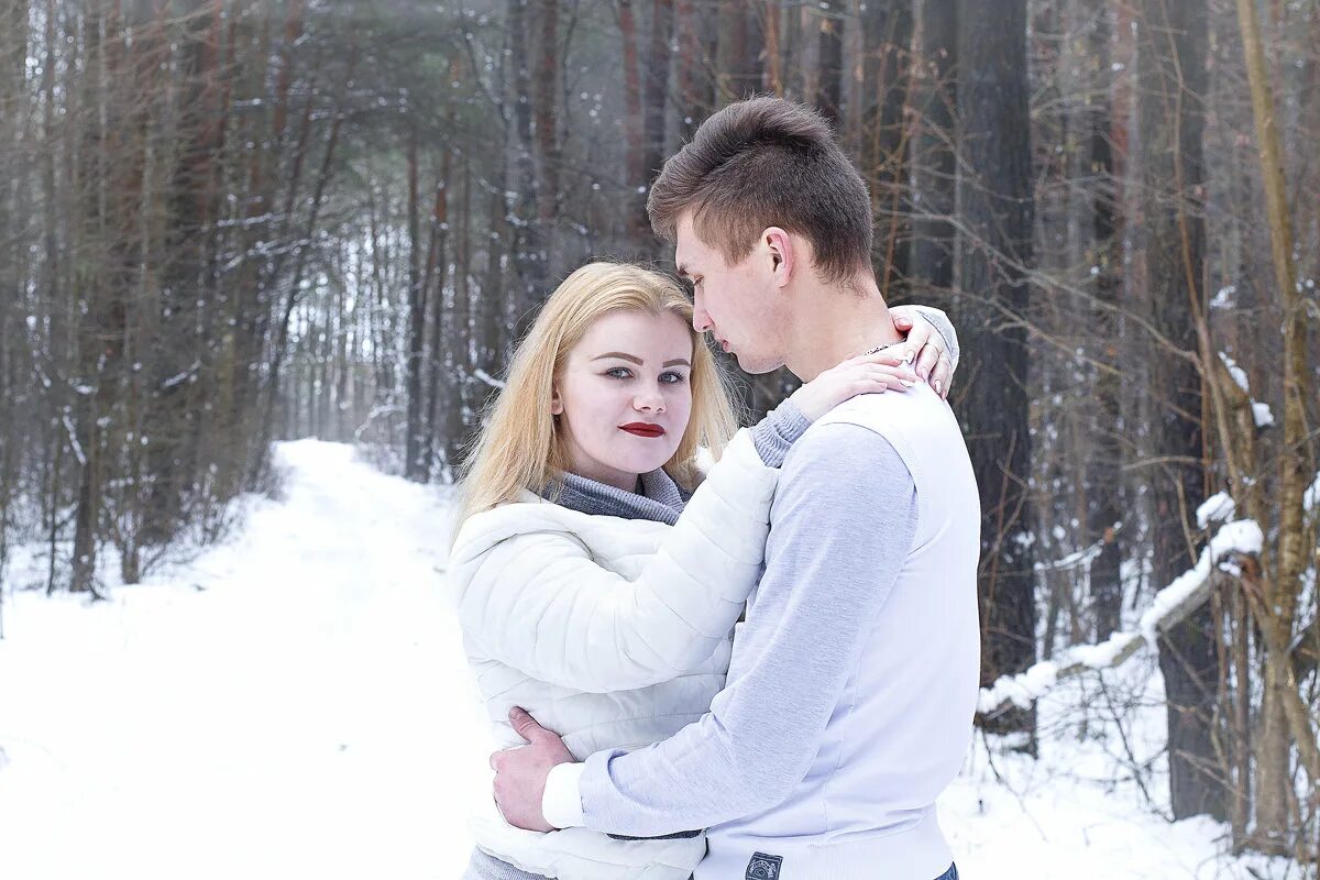 Понравился парень. Влюбленные тинейджеры. Поцелуй влюбленных. Встреча с любимым. Разговор мужчины и женщины.