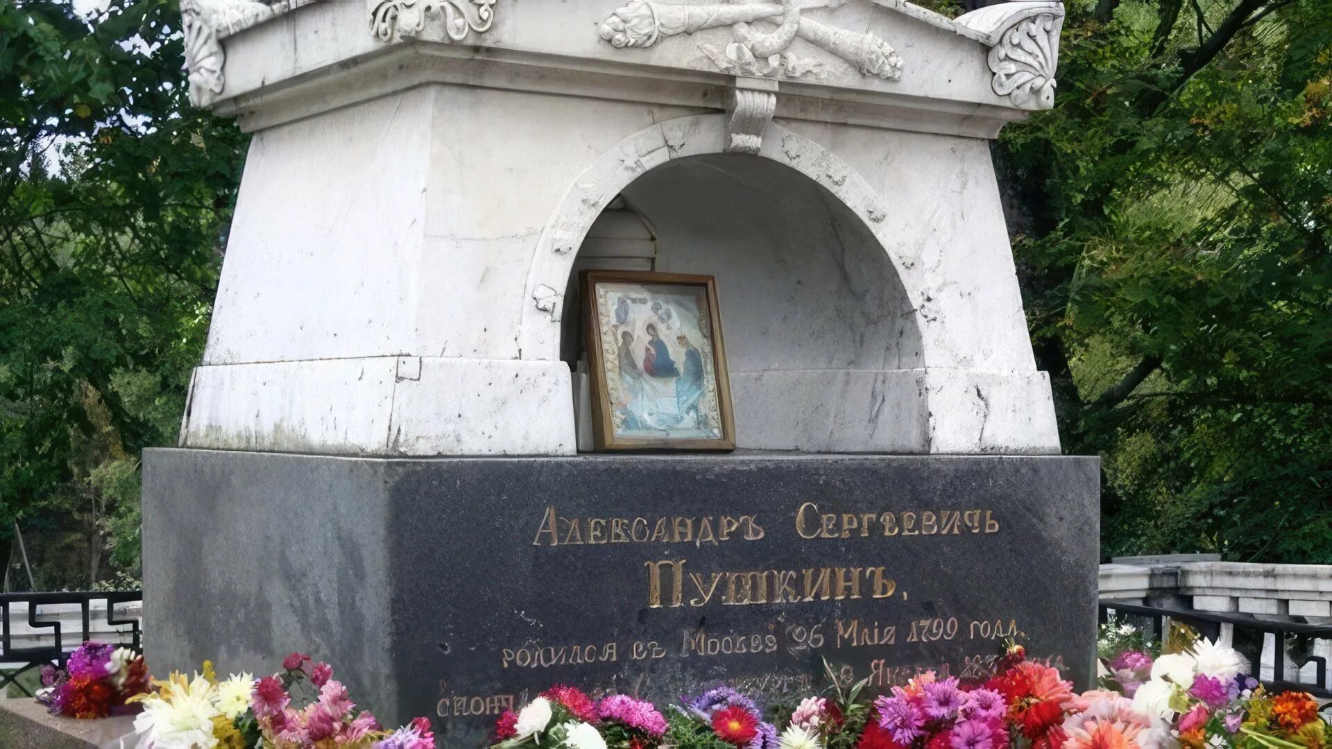 Где кладбище пушкина. Святогорский монастырь могила Пушкина. Могила Пушкина в Святогорском. Пушкин похоронен в Святогорском монастыре.