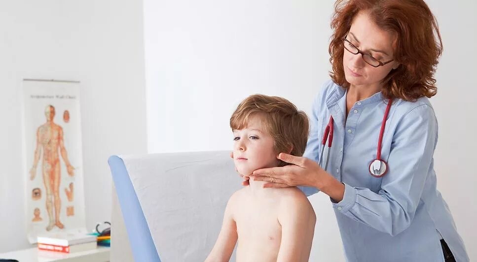 Детский эндокринолог. Доктор осматривает ребенка. Врач детский эндокринолог. Врач осматривает лимфоузлы у детей. Лимфоузлы доктор