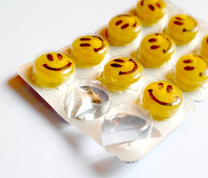 Антидепрессанты для улучшения настроения. Happy Pills таблетки. Таблетки смайлики. Антидепрессанты. Таблетка с рожицей что это.