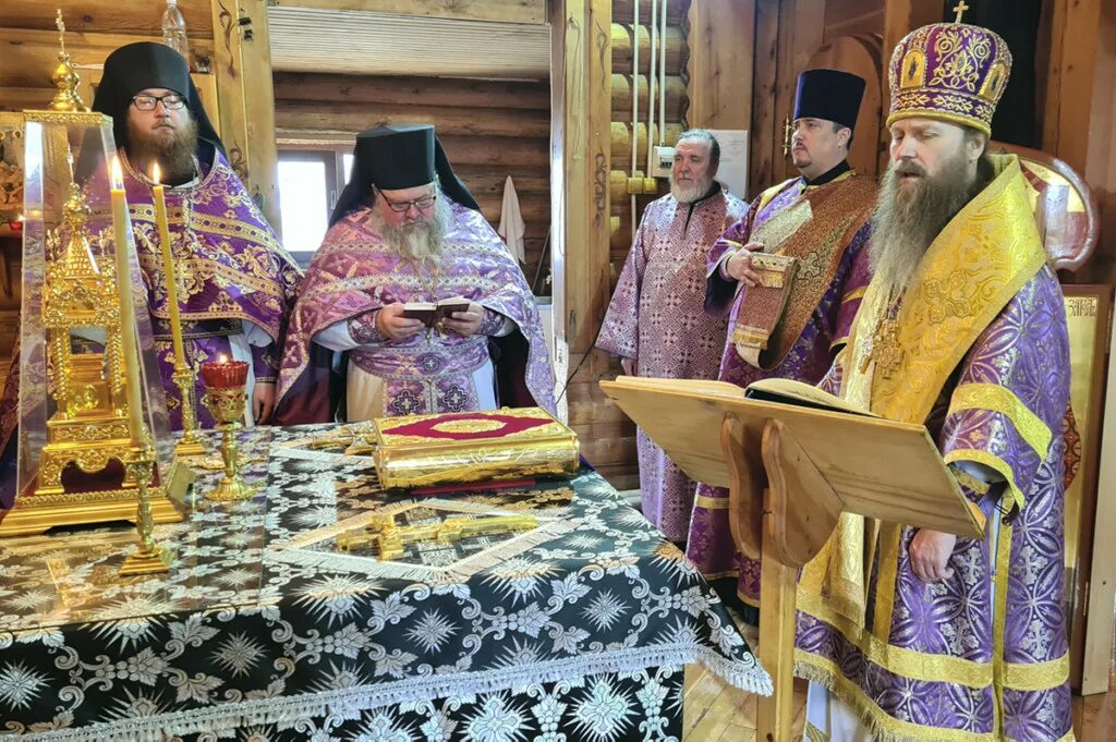 Посмотреть фото службы в храме преображения господня в тушино. Одежда в храме на преображение. Богослужение в храме преображения господня сургут. Богослужение в храме преображения господня сургут. Православная гимназия рядом с храмом преображения господня сургут.