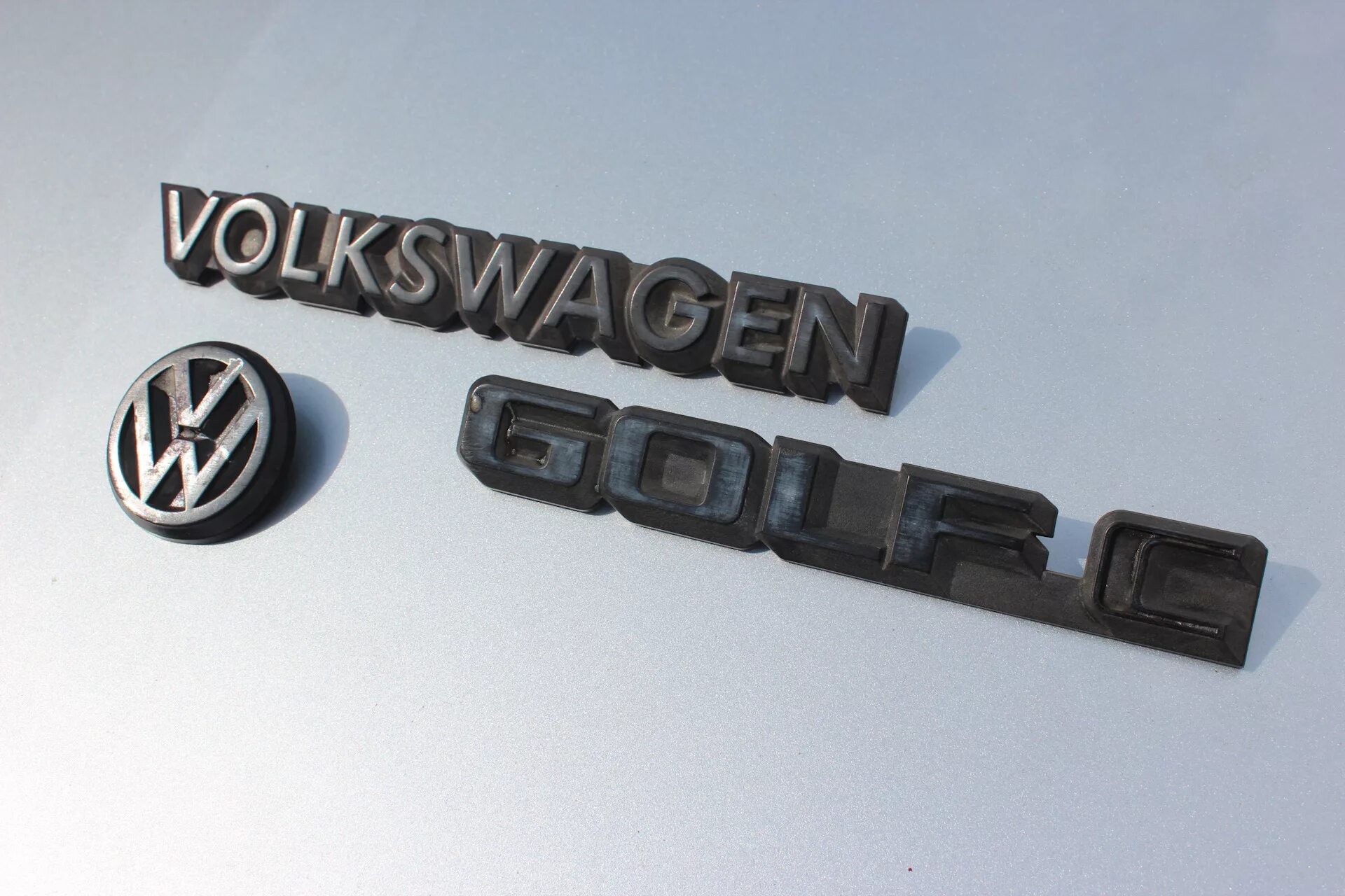Шильдик фольксваген на гольф 5. Volkswagen golf 3 шильдик оригинал. Шильдик турбо поло седан. Фольксваген туарег 2011 шильдик. Шильдики volkswagen.