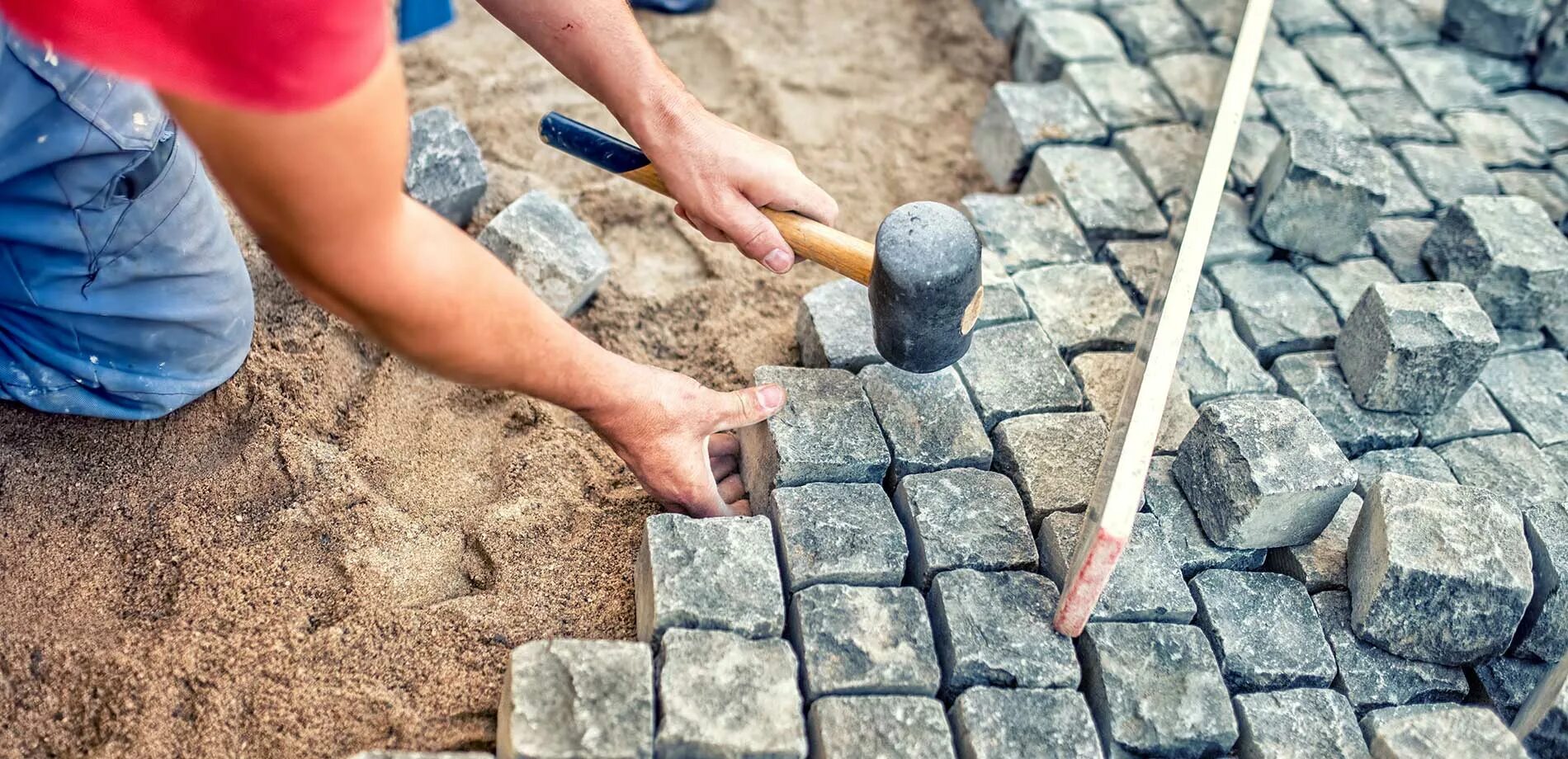 Можно ли положить тротуарную. Укладка тротуарной плитки. Укладка брусчатки. Инструмент для укладки тротуарной плитки. Укладка брусчатки киянкой.