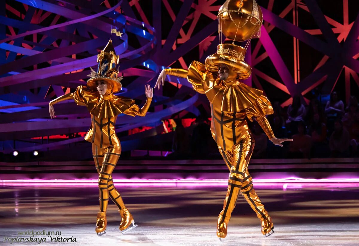 3 д шоу. Шоу костюмы с золотыми рогами. Танец роботов в золотых костюмах.
