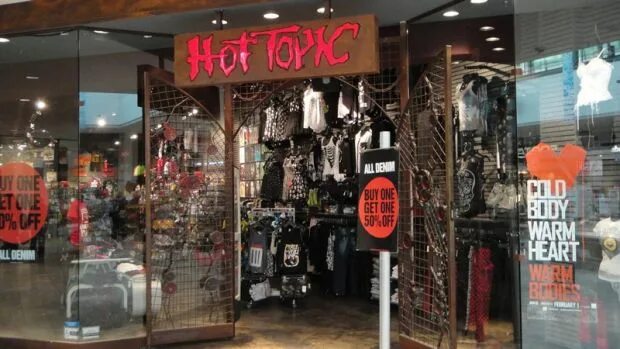 Хат тапик. Магазина topic. Hot topic. Магазин хот топик. Hot topic магазин в америке.