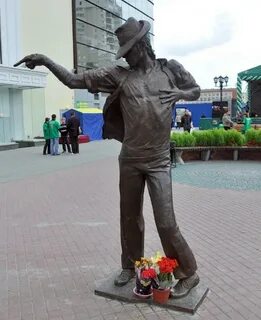 Памятник самому высокому человеку