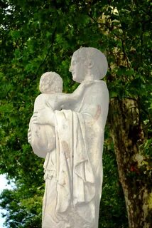 Памятник женщина с ребенком