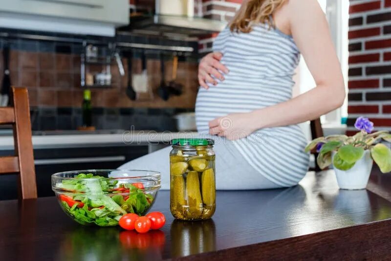 Вкусовые причуды беременных. Соленые огурцы беременным. Соленые огурцы беременным. Забеременеть от огурца. Пристрастия беременных.
