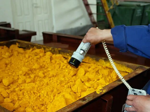 Урановый порошок. Урановый концентрат yellow cake. Yellow cake uranium. Желтый кек урана. Урановая промышленность.