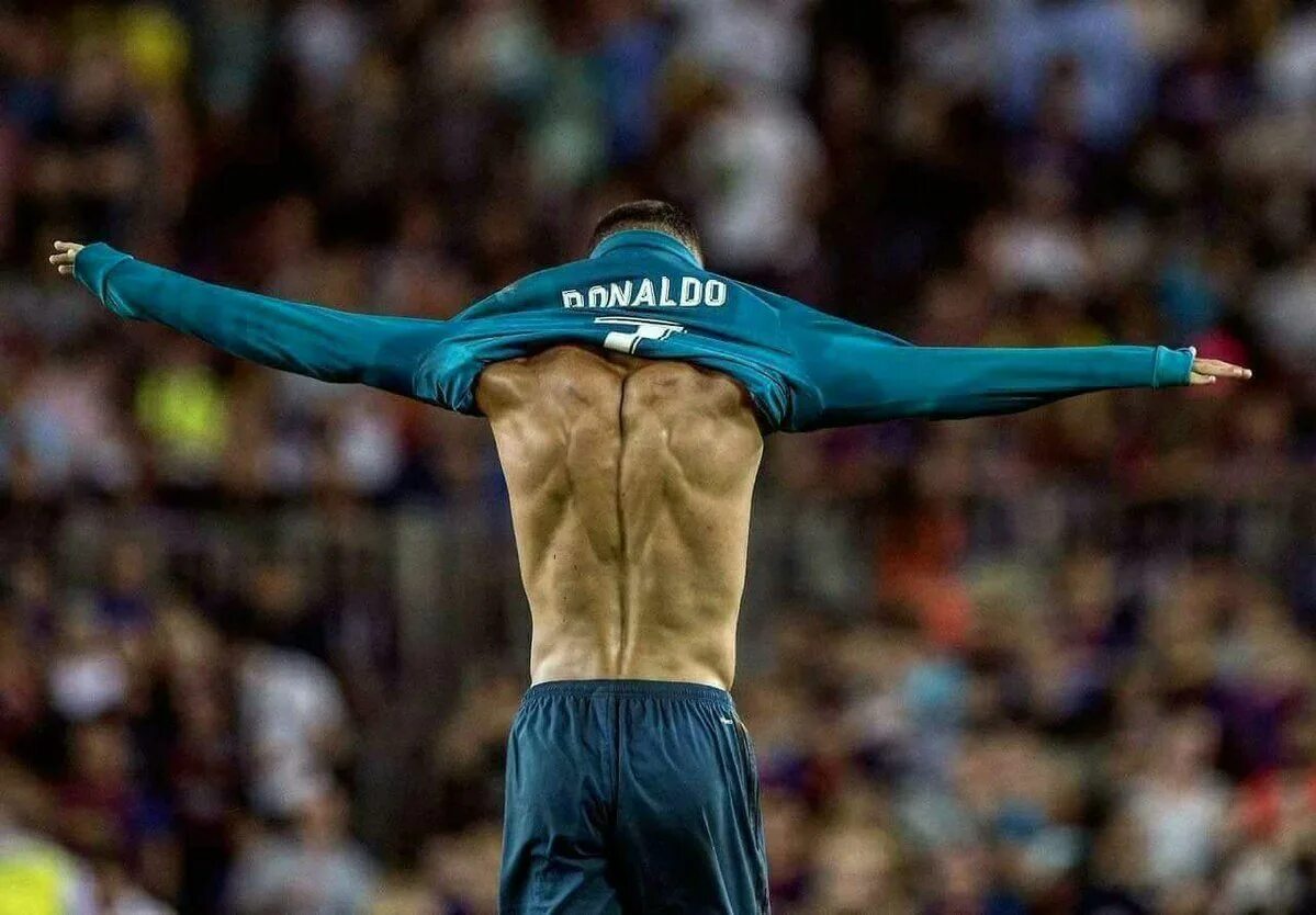 17 часов на часах. 17:30. Без пятнадцати пять на часах. Часы 5 часов. Примерно в 17 00 в.