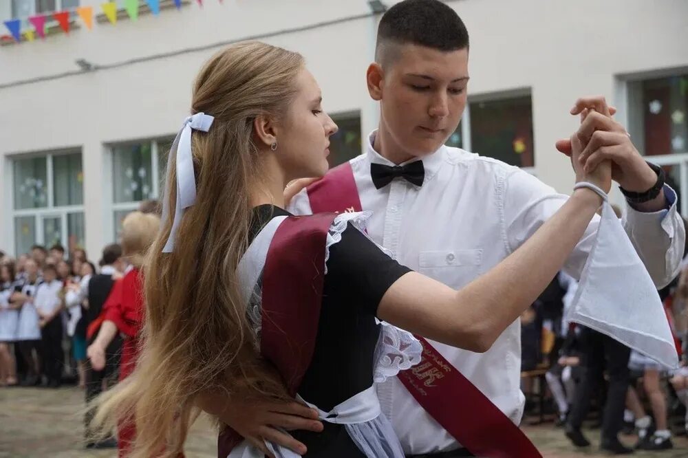 Школы ставропольского края. Последний звонок в школе зендиково. Школа 25 крымск. Последний звонок школы 25. Последний звонок школы 25.