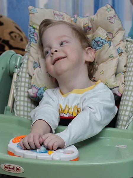 красивые малыши. счастливый мальчик.