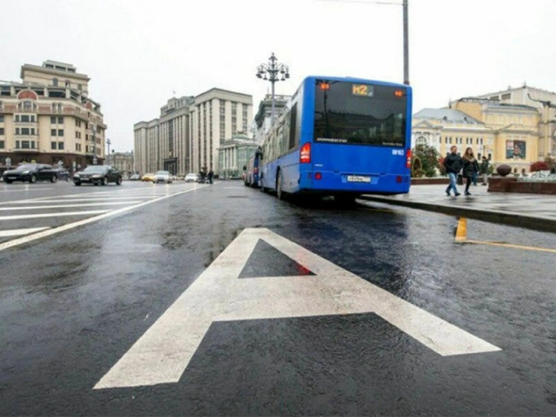 Выделенная автобусная полоса. Выделенка в Москве. Выделенная полоса. Выделенная полоса для общественного транспорта. Полоса для автобусов.