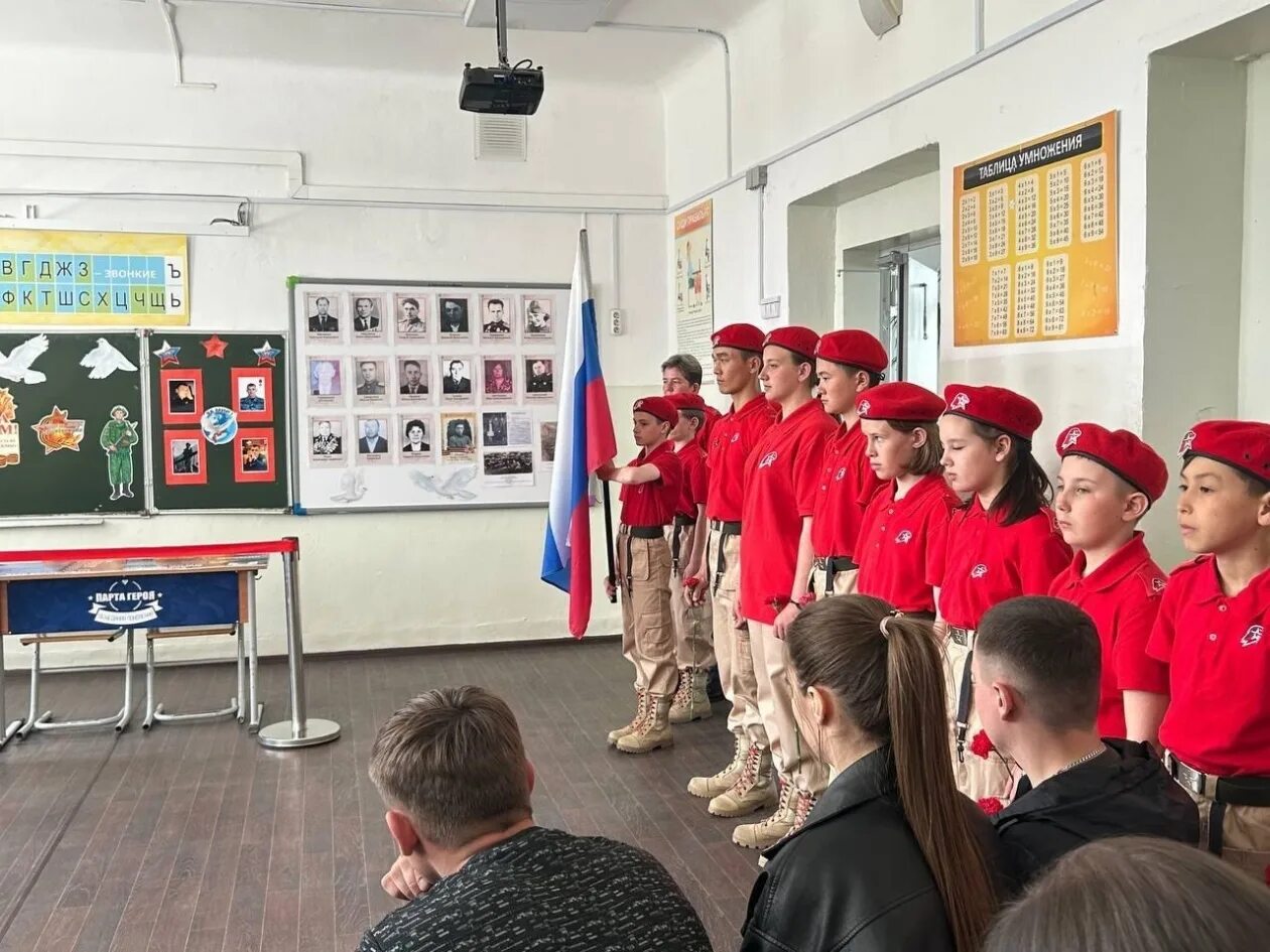 Гимназия номер 3 южно-сахалинск. В школе сахалина показали. 20 школ классы. В школе сахалина показали. Парта героя в школе.