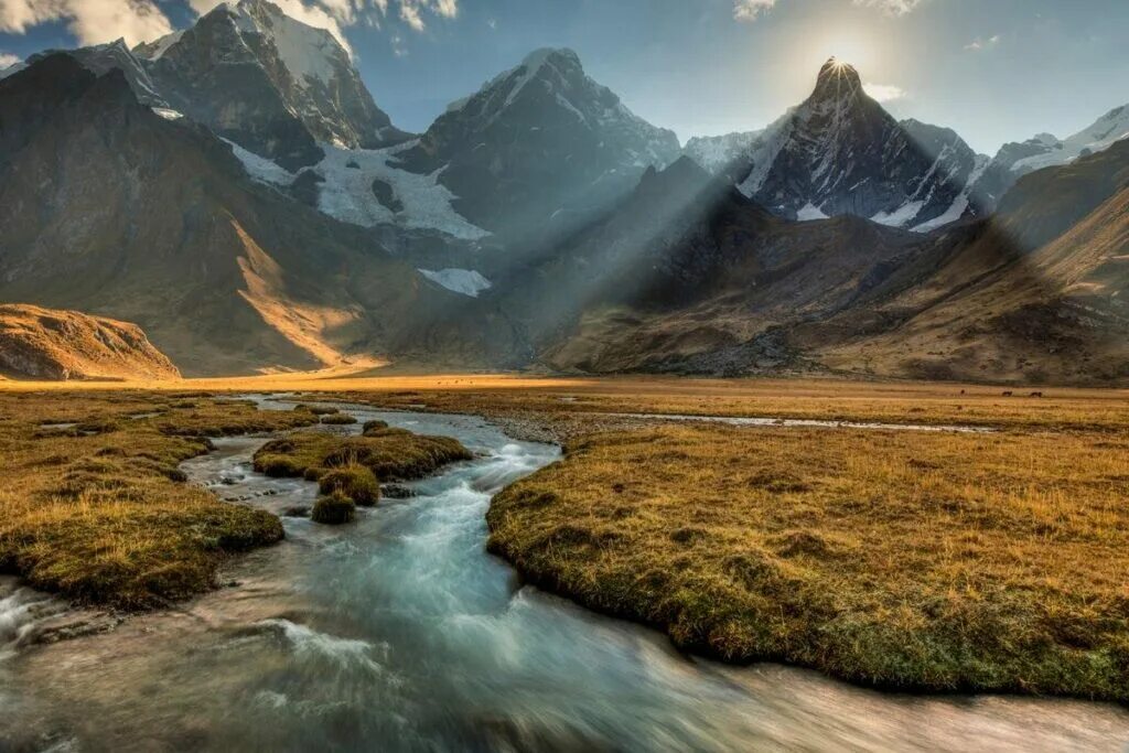 Реки берущие начало в кордильерах. Горы Анды (Andes) Перу. Анды андийские Кордильеры. Анды Западная и Восточная Кордильеры. Горная река в Андах.