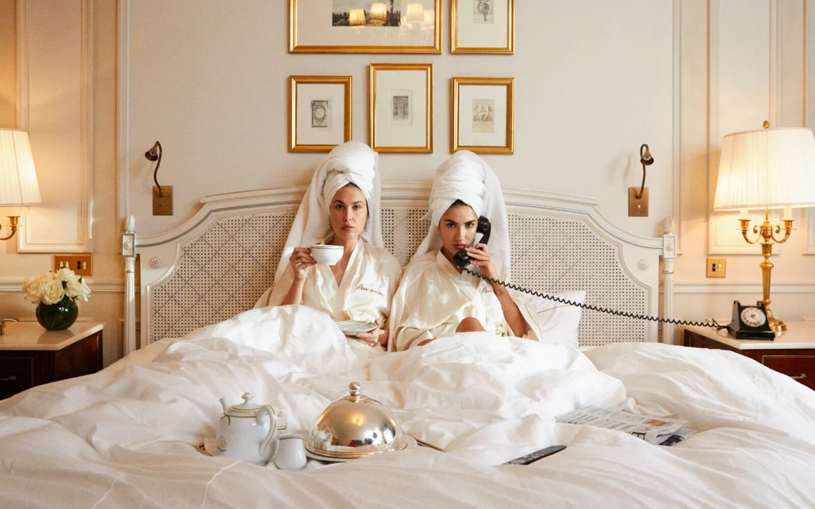 Фотосессия подруг. Девичник в отеле. Утро невесты с подружками. Идеи для девичника. Фотосессия девичник в халатах.