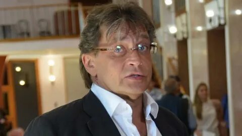 Сколько лет домогарову александру 2023
