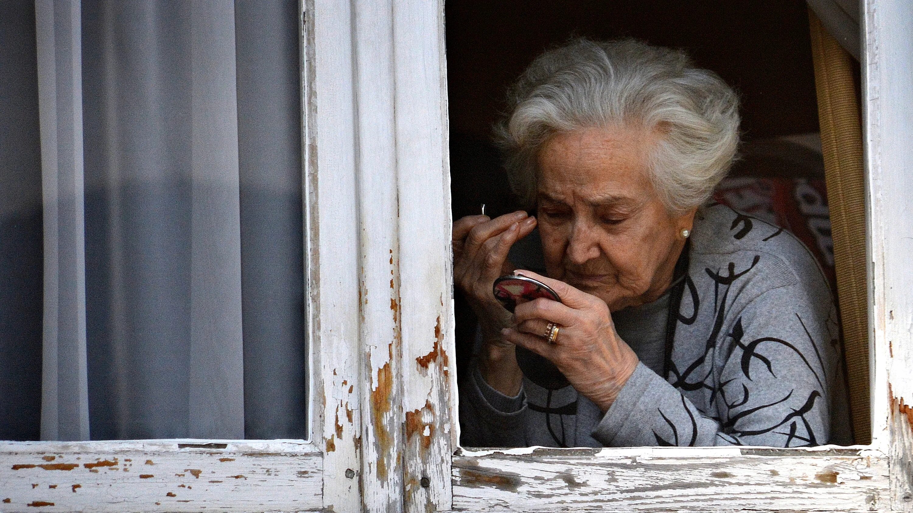 Худая старая мама. Бабушка у окна. Одиночество пожилых. Старушка у окна. Одинокая бабушка у окна.