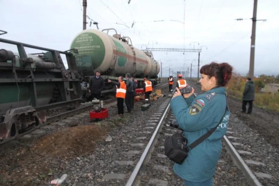 Транспорт опасные объекты. Сход цистерн в Санкт-Петербурге. Сход вагонов цистерн. Железнодорожная цистерна. Сход пассажирских вагонов.