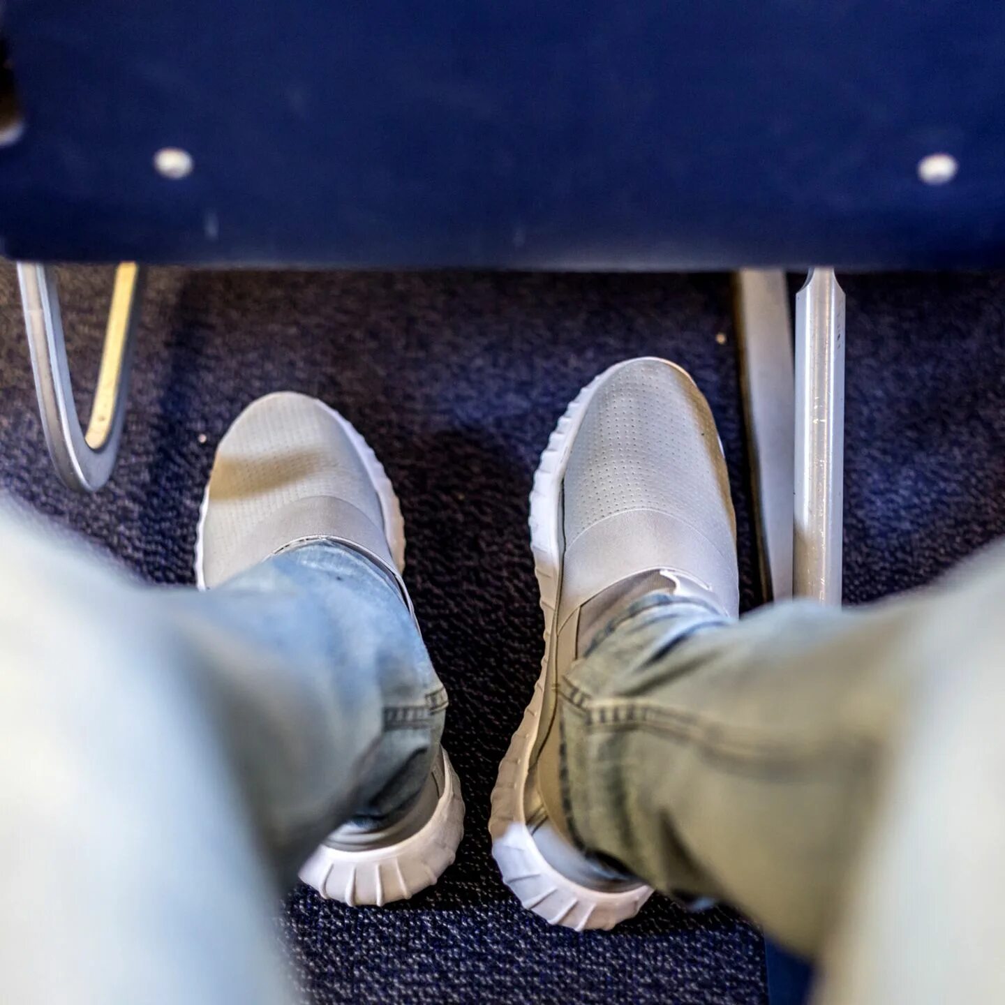 Стоячие места в самолете. Barefoot on a plane. Самолёт место чтобы протянуть ноги. Shoelace underneath foot. Отекают ноги в самолете