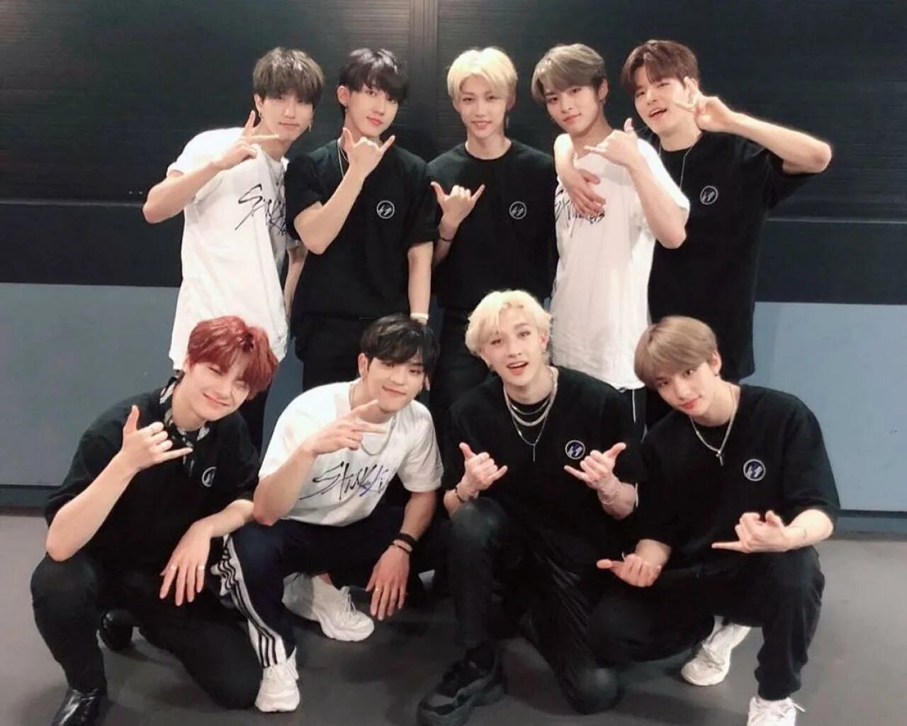 С класс stray kids. Группа Stray Kids. Корейская группа Stray Kids. Stray Kids группа вместе. Юнги Stray Kids.