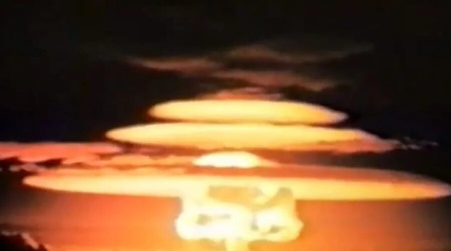 Мощнейший ядерный взрыв в истории. Взрыв царь бомбы в 1961. Ядерный взрыв 100 мегатонн. Взрыв водородной бомбы на новой земле в 1961 году. Царь бомба 1961.