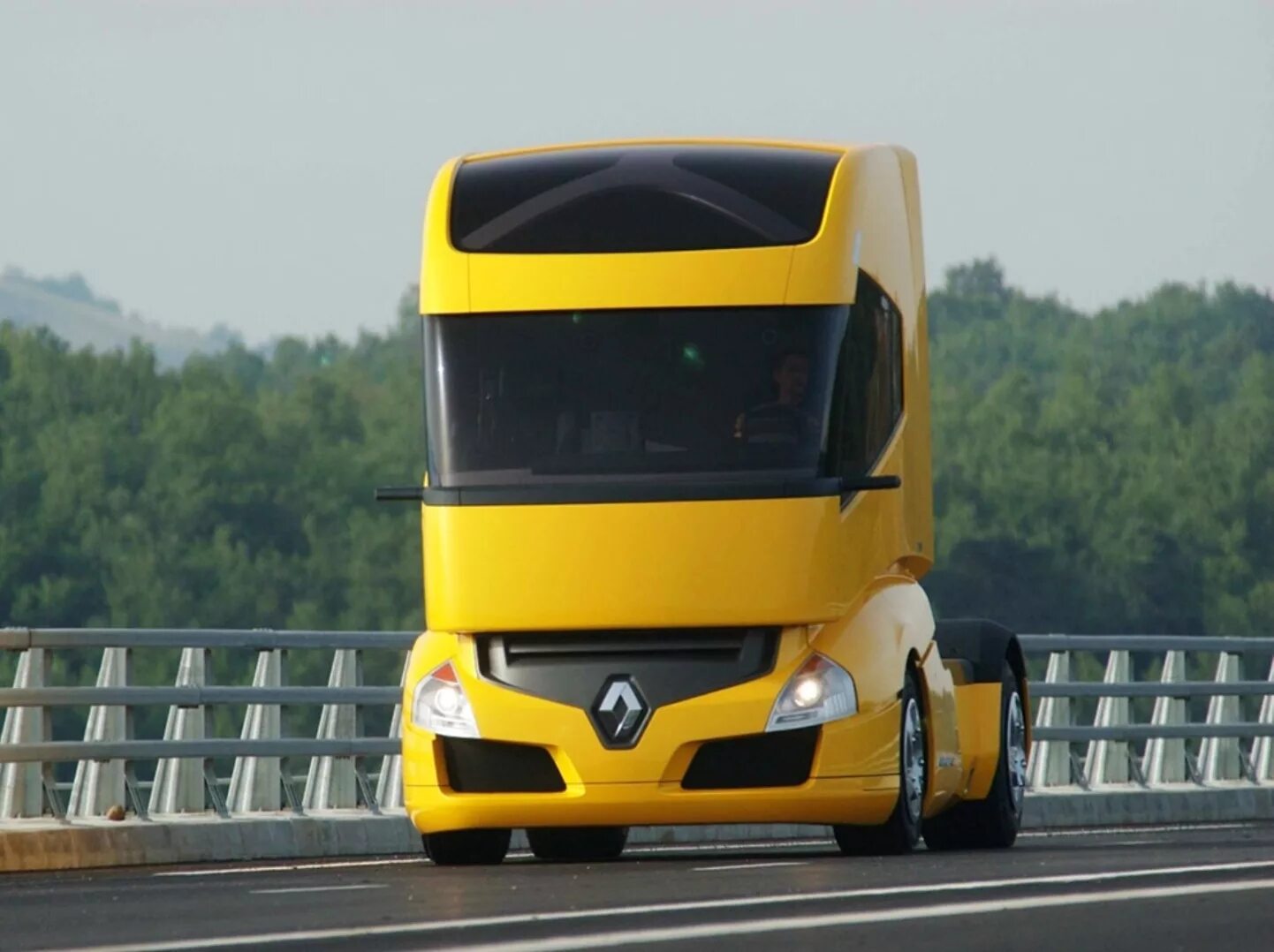 Renault большой. Renault Radiance. Renault Concept Truck. Renault Truck Yellow. Renault Radiance концепт-трак.