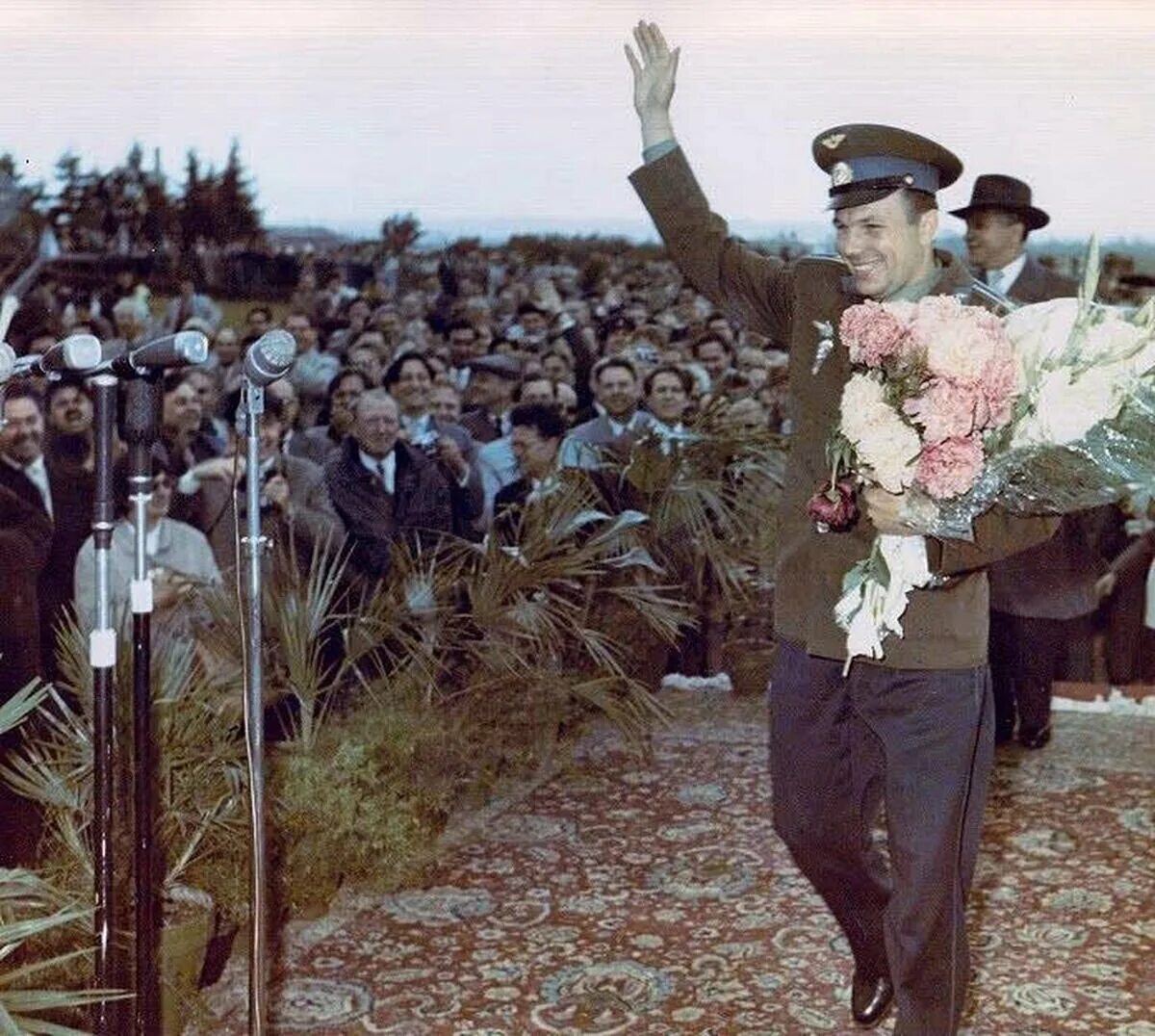 Что делают после полета. Встреча гагарина в москве после полета 1961. встреча юрия гагарина в москве. юрия гагарина после полета. возвращение гагарина.