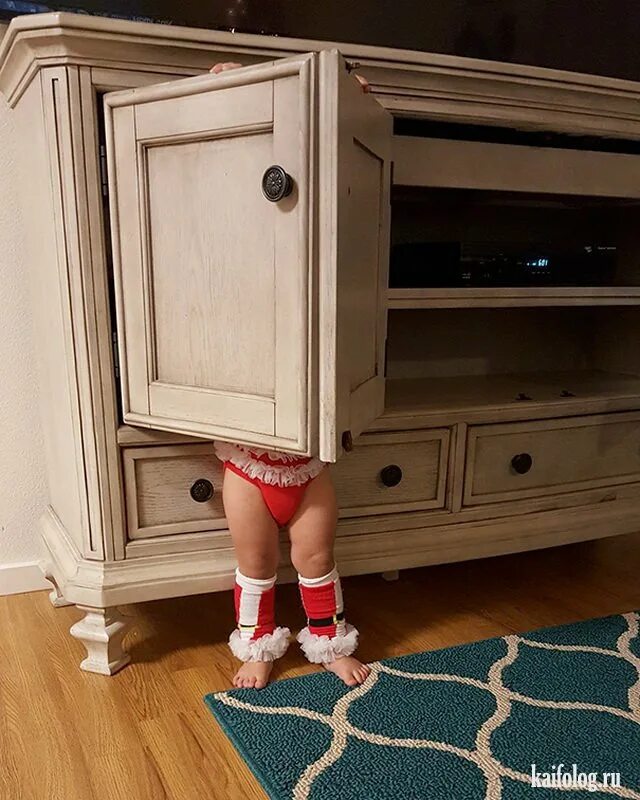 Поиграть в прятки 1. Ребенок прячется. Ребенок спрятался. Дети смешно прячутся. Ребенок спрятался в шкафу.